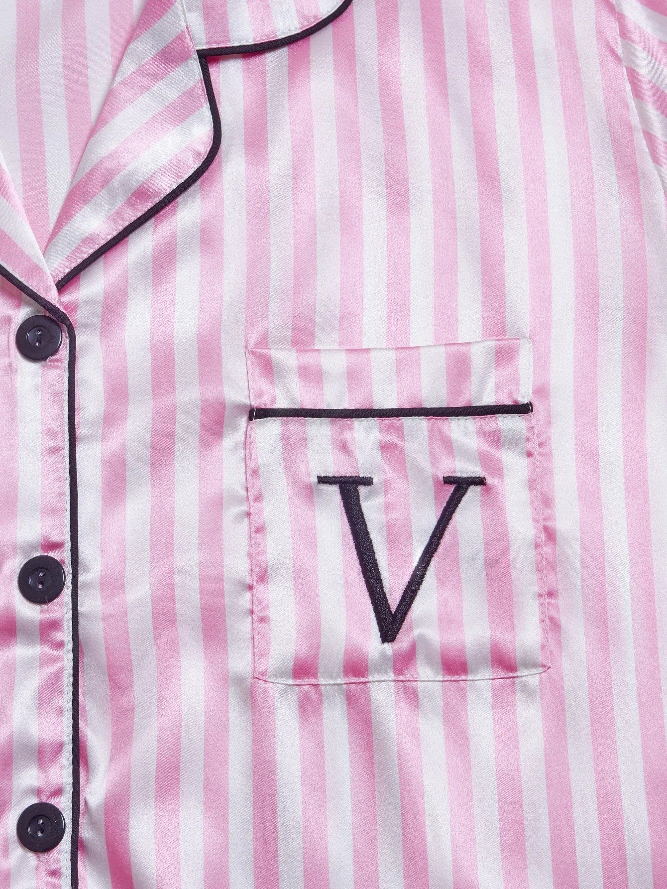 طقم بيجامة شورت بأكمام قصيرة وجيب حروف مطرز، ملابس نوم كاجوال من الساتان مع ياقة طية صدر السترة وتفاصيل أزرار - الصورة 8