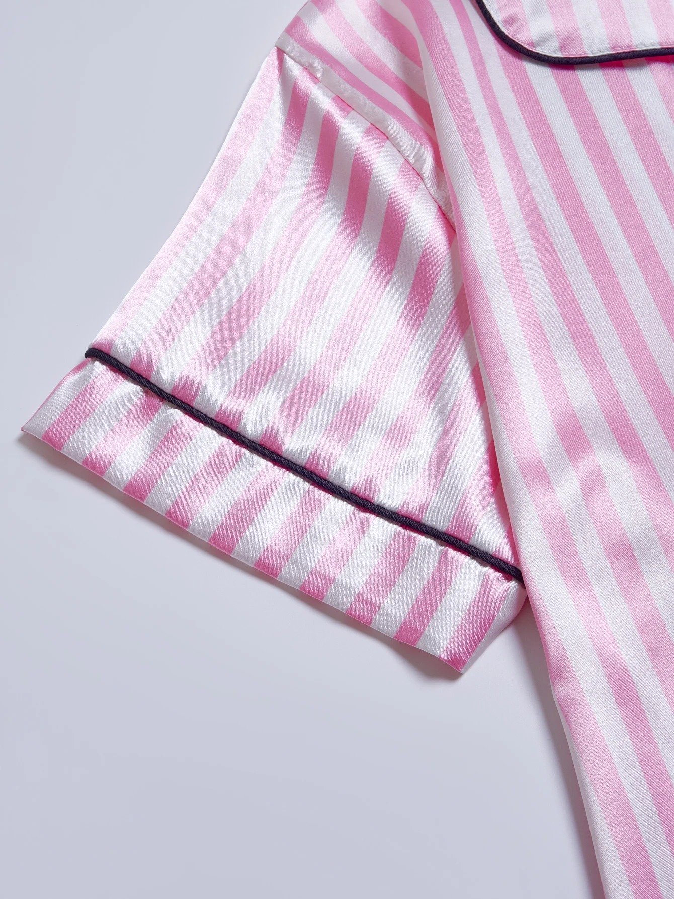 طقم بيجامة شورت بأكمام قصيرة وجيب حروف مطرز، ملابس نوم كاجوال من الساتان مع ياقة طية صدر السترة وتفاصيل أزرار - الصورة 7