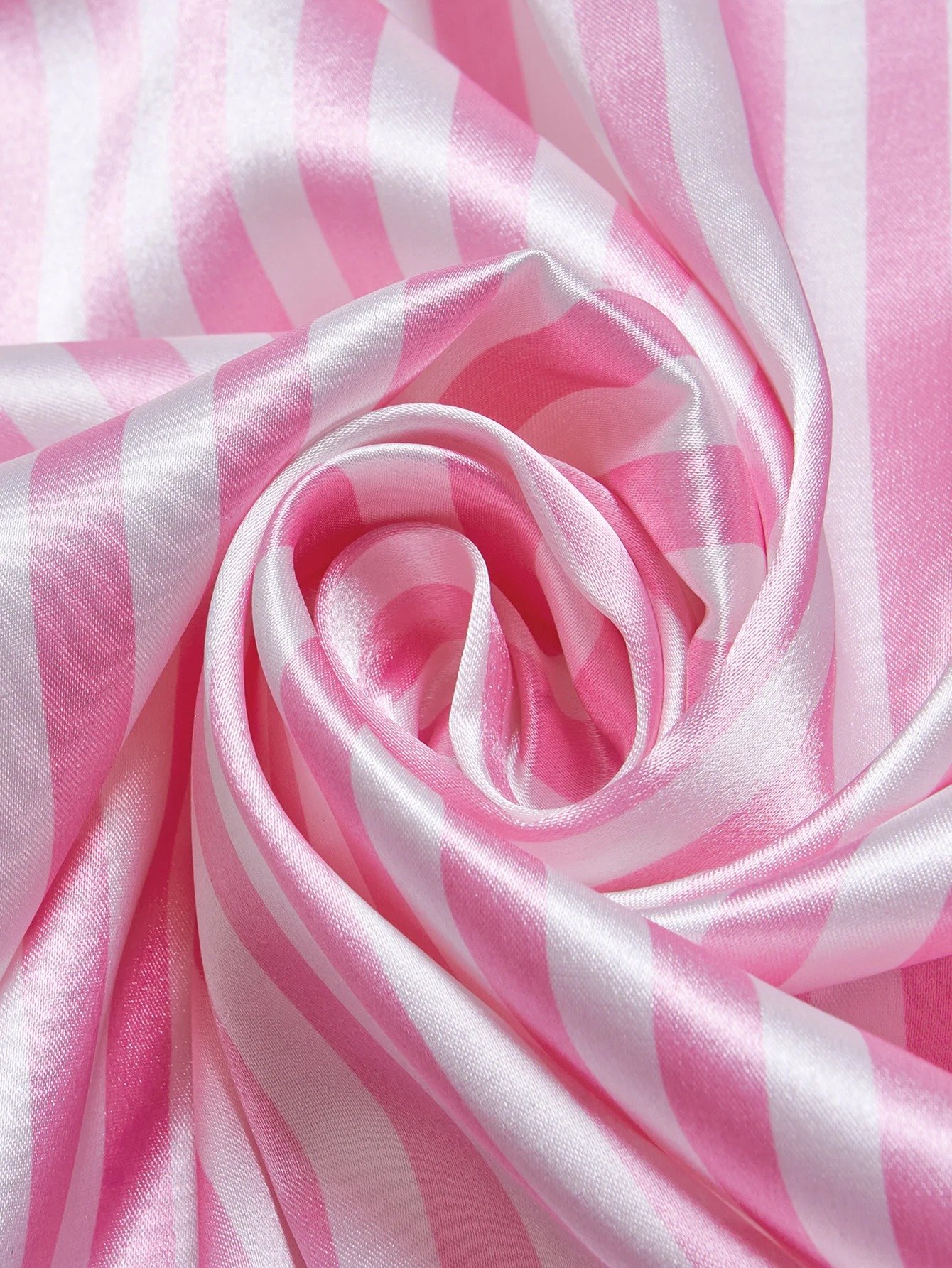 طقم بيجامة شورت بأكمام قصيرة وجيب حروف مطرز، ملابس نوم كاجوال من الساتان مع ياقة طية صدر السترة وتفاصيل أزرار - الصورة 5